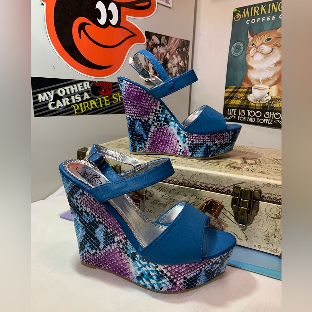 ❌SOLD🐍Bolaro Blue Platform Snakeskin Print Wedges